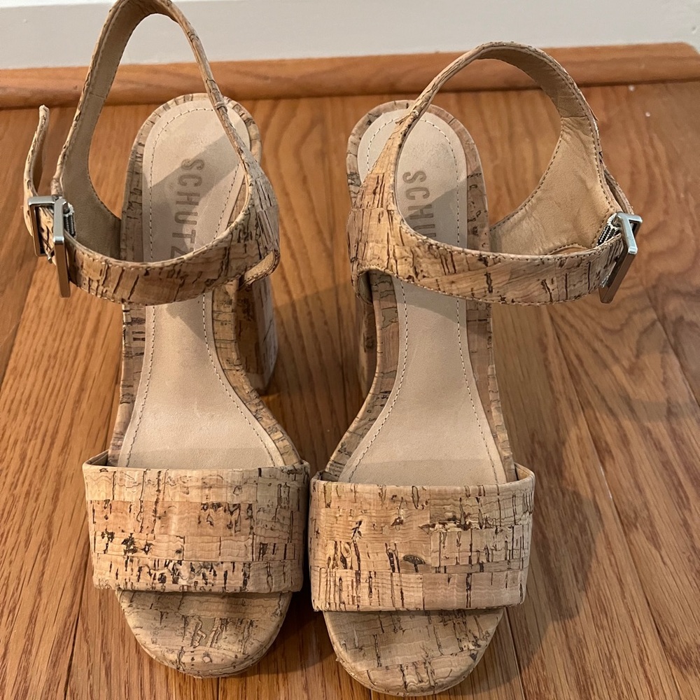 Perfect summer block sandal! Only worn once